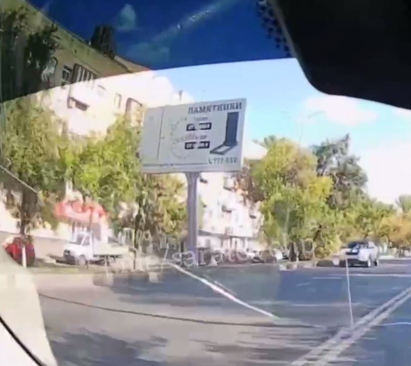 В Саратове мужчина решил прокатиться «с ветерком» на капоте автомобиля