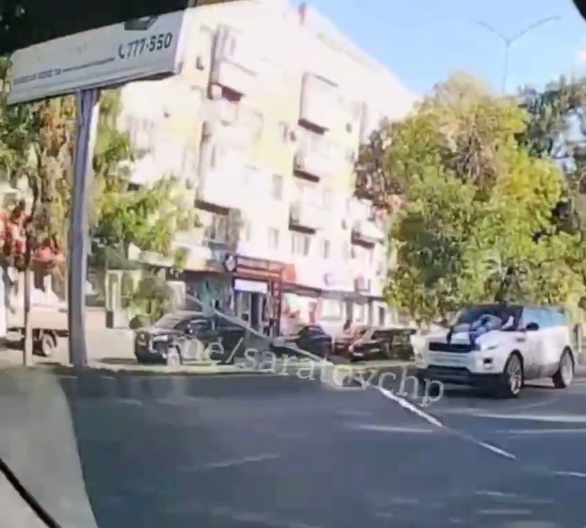 В Саратове мужчина решил прокатиться «с ветерком» на капоте автомобиля