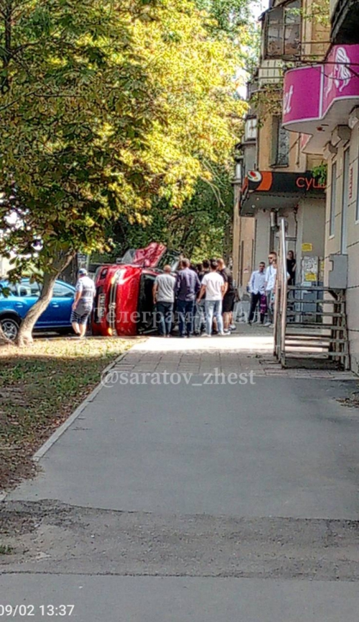 На Московском шоссе «Фольксваген» опрокинулся после ДТП с «Рено»