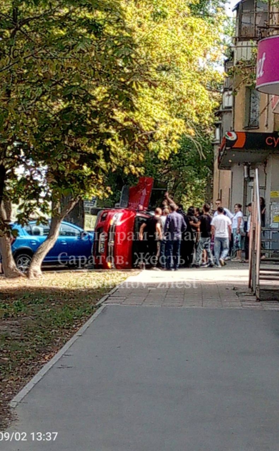 На Московском шоссе «Фольксваген» опрокинулся после ДТП с «Рено»