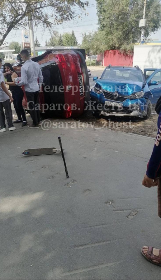 На Московском шоссе «Фольксваген» опрокинулся после ДТП с «Рено»