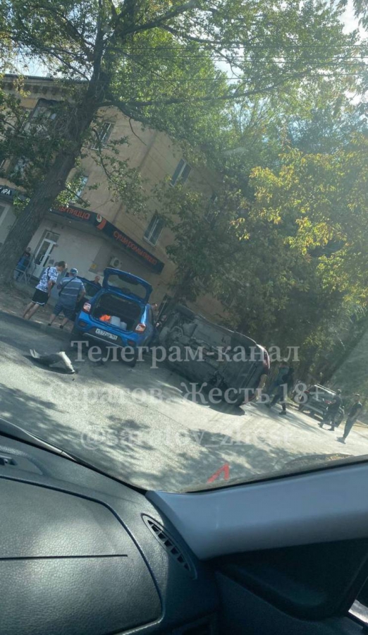 На Московском шоссе «Фольксваген» опрокинулся после ДТП с «Рено»