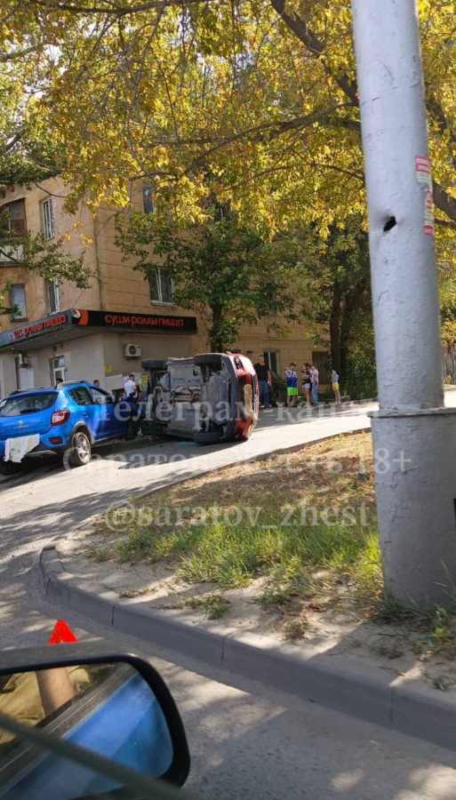 На Московском шоссе «Фольксваген» опрокинулся после ДТП с «Рено»