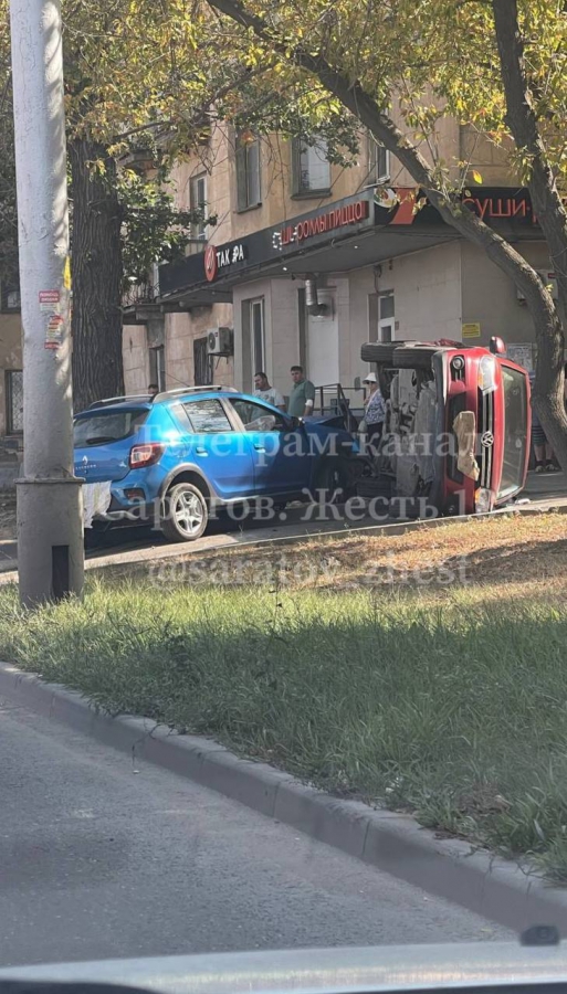 На Московском шоссе «Фольксваген» опрокинулся после ДТП с «Рено»