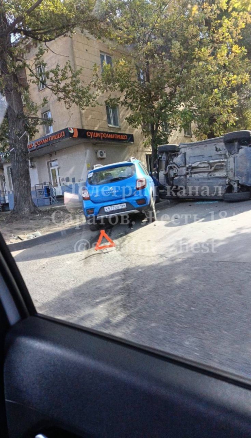 На Московском шоссе «Фольксваген» опрокинулся после ДТП с «Рено»