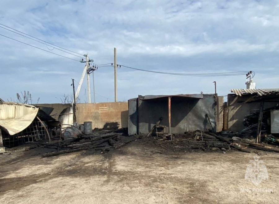 В Энгельсе на частной автостоянке сгорели сторожка, сарай и прицеп