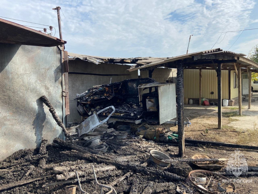В Энгельсе на частной автостоянке сгорели сторожка, сарай и прицеп