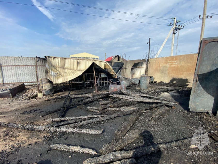 В Энгельсе на частной автостоянке сгорели сторожка, сарай и прицеп