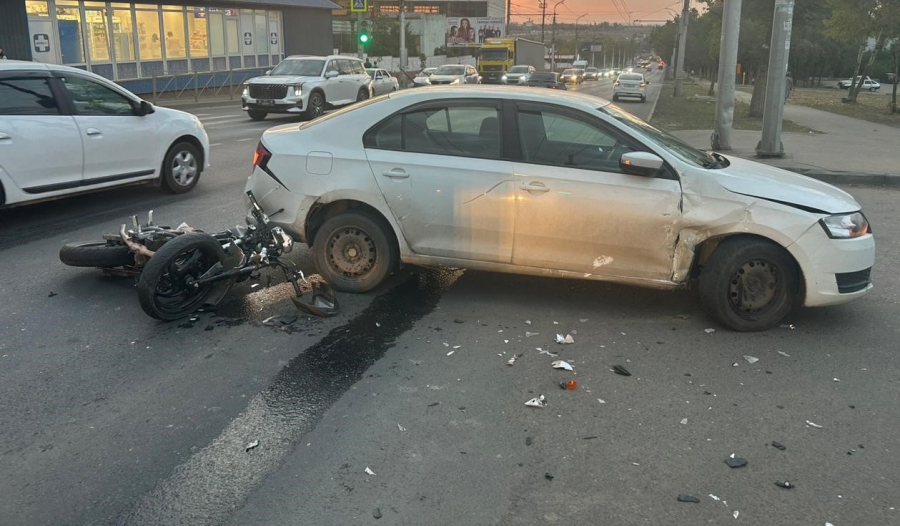 На ночной Московской из-за столкновения со «Шкодой» пострадал мопедист