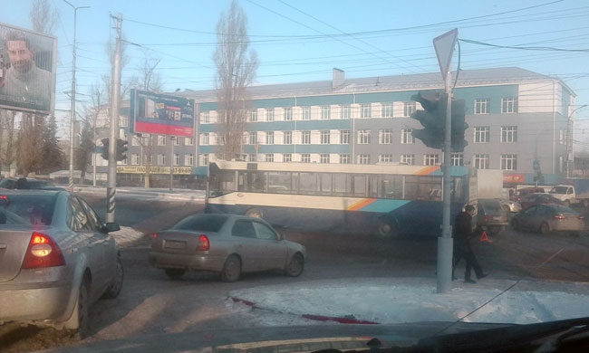 Главные дороги в Ленинский район «стоят» из-за ДТП