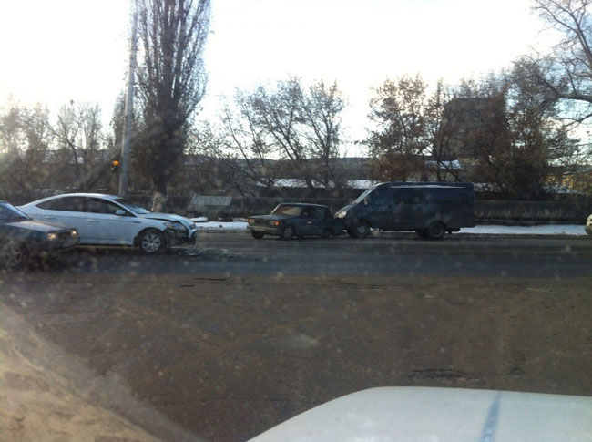 Главные дороги в Ленинский район «стоят» из-за ДТП