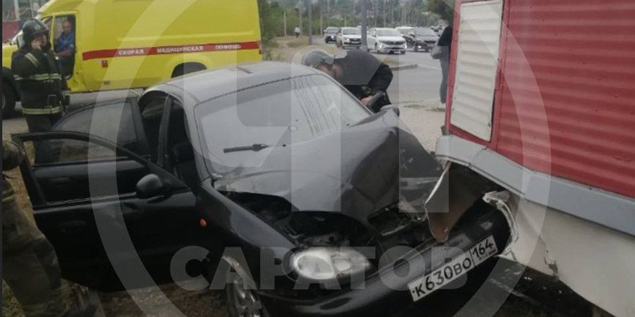 В Саратове автомобиль выехал на пути и лоб в лоб столкнулся с трамваем