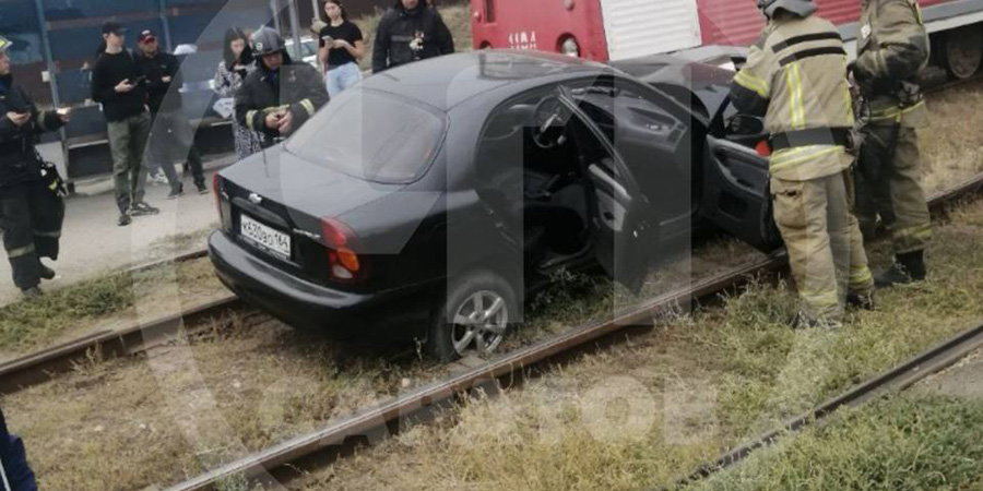 В Саратове автомобиль выехал на пути и лоб в лоб столкнулся с трамваем