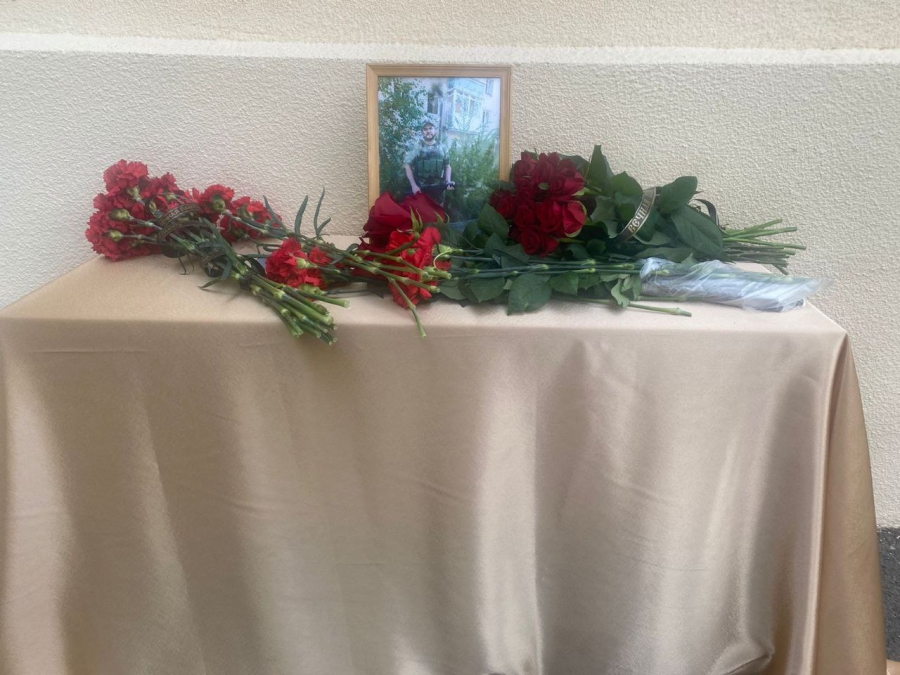 В Ленинском районе открыли мемориальную доску погибшему в СВО врачу