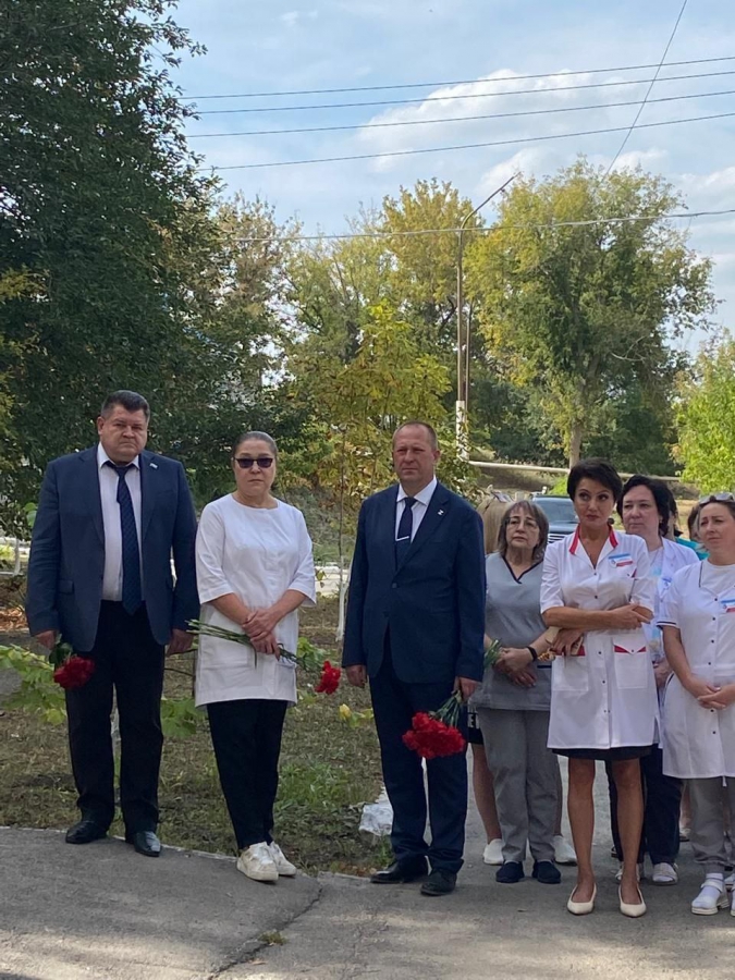 В Ленинском районе открыли мемориальную доску погибшему в СВО врачу