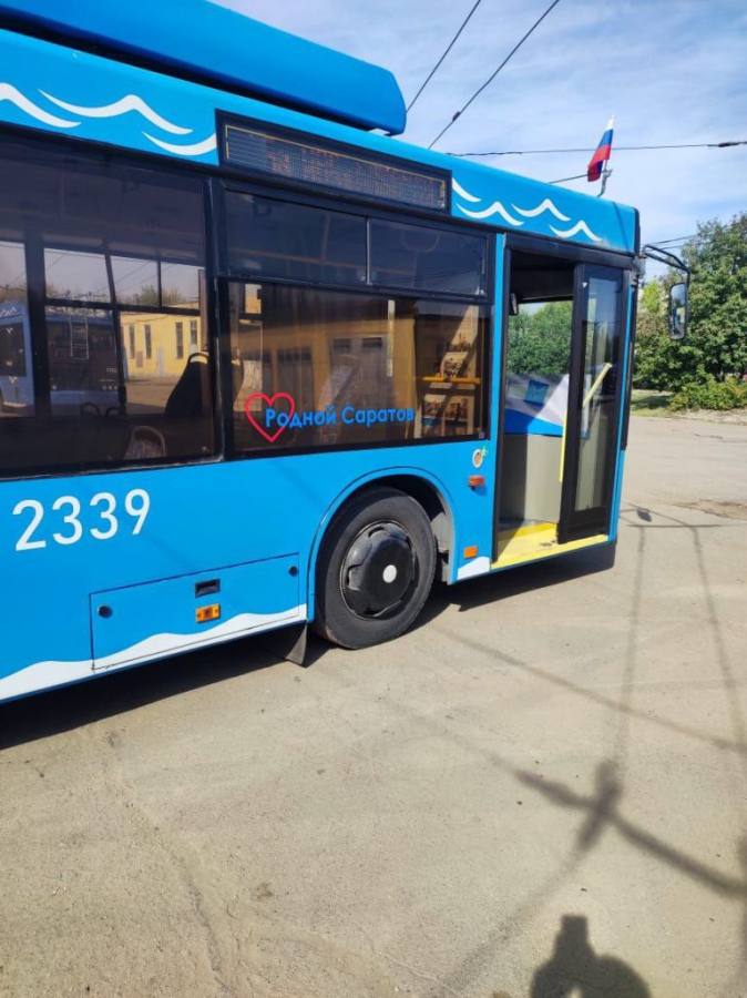 По Саратову пустили троллейбус с историей города и Волгой на потолке