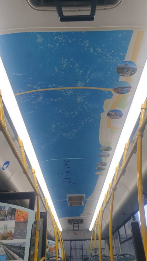 По Саратову пустили троллейбус с историей города и Волгой на потолке