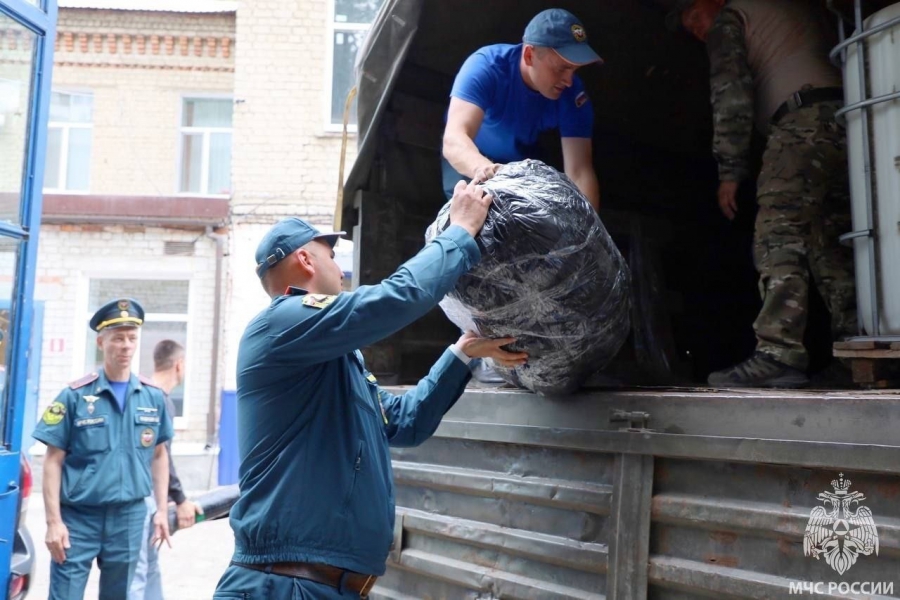 Саратовский пожарный ушел добровольцем на фронт и помогает тушить возгорания