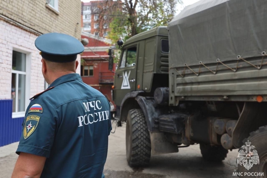 Саратовский пожарный ушел добровольцем на фронт и помогает тушить возгорания