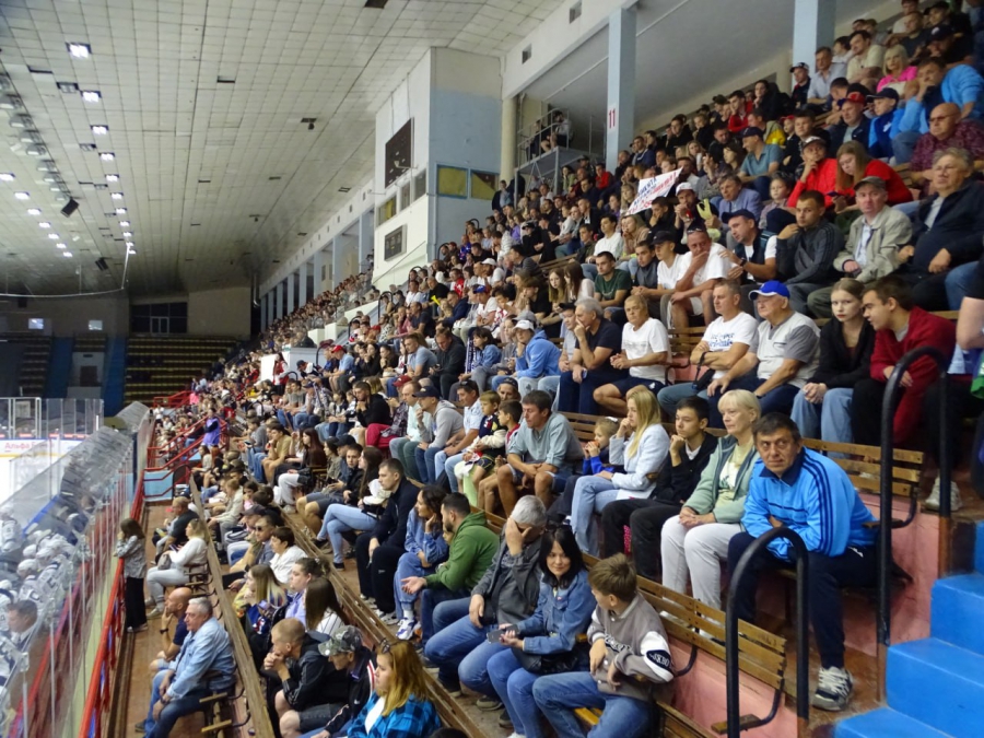 «Кристалл» победно начал домашний сезон