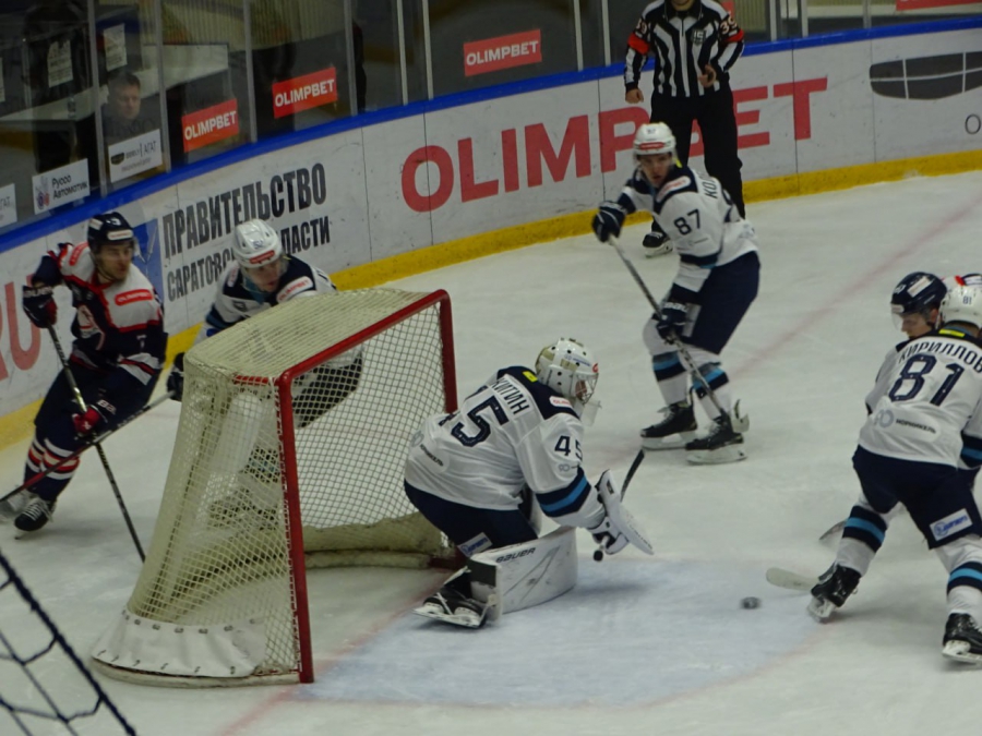 «Кристалл» победно начал домашний сезон