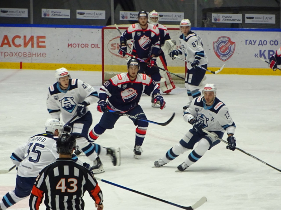 «Кристалл» победно начал домашний сезон
