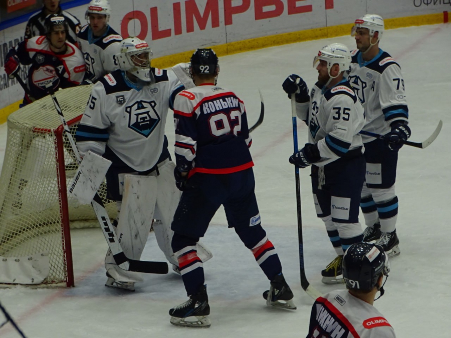 «Кристалл» победно начал домашний сезон