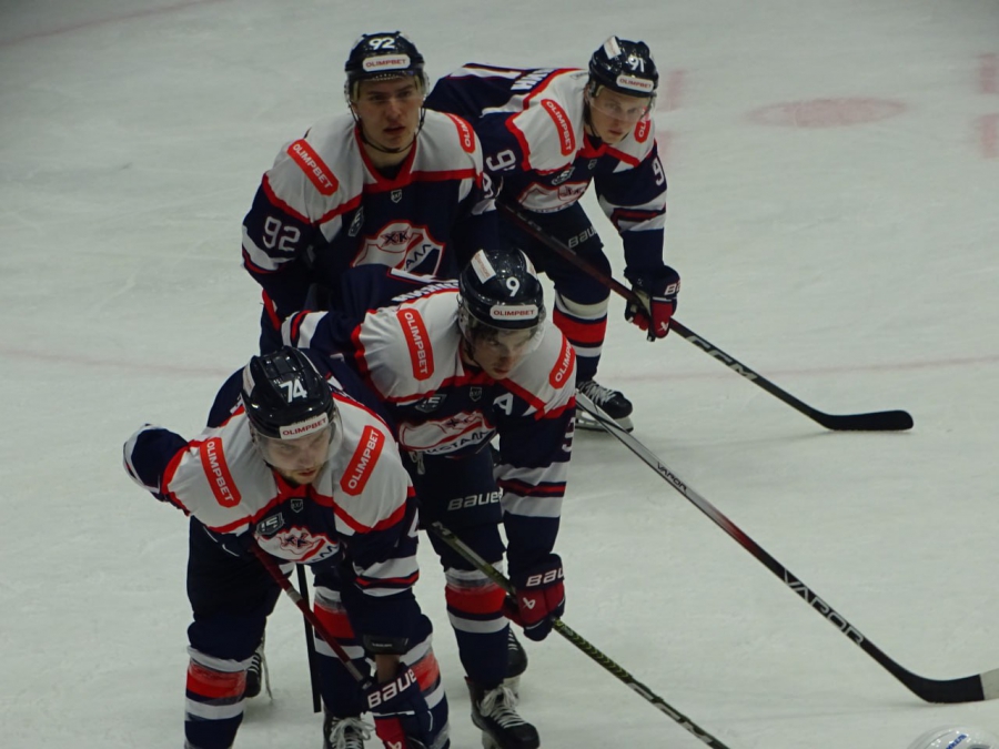 «Кристалл» победно начал домашний сезон