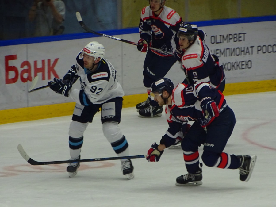 «Кристалл» победно начал домашний сезон