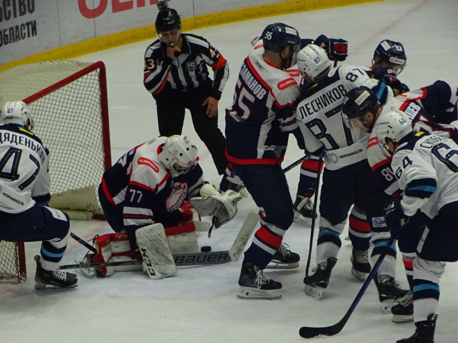 «Кристалл» победно начал домашний сезон