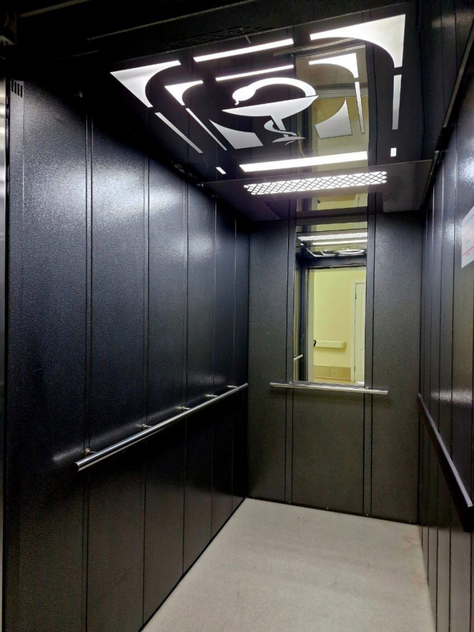 В Саратовской областной больнице появились новые лифты с символикой на потолке