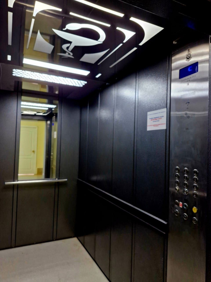 В Саратовской областной больнице появились новые лифты с символикой на потолке