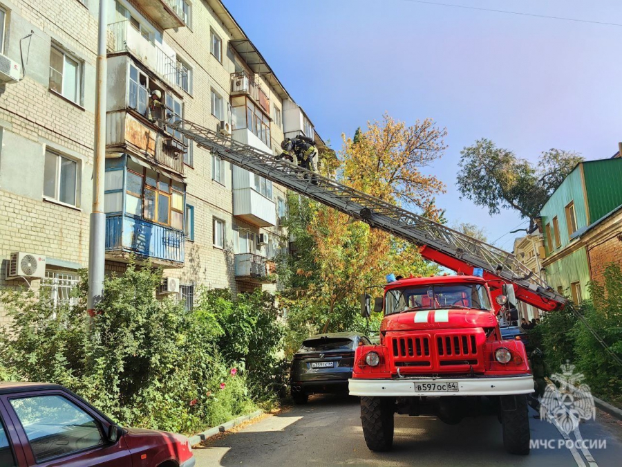 В центре Саратова пожарные спасли квартиру при возгорании балкона