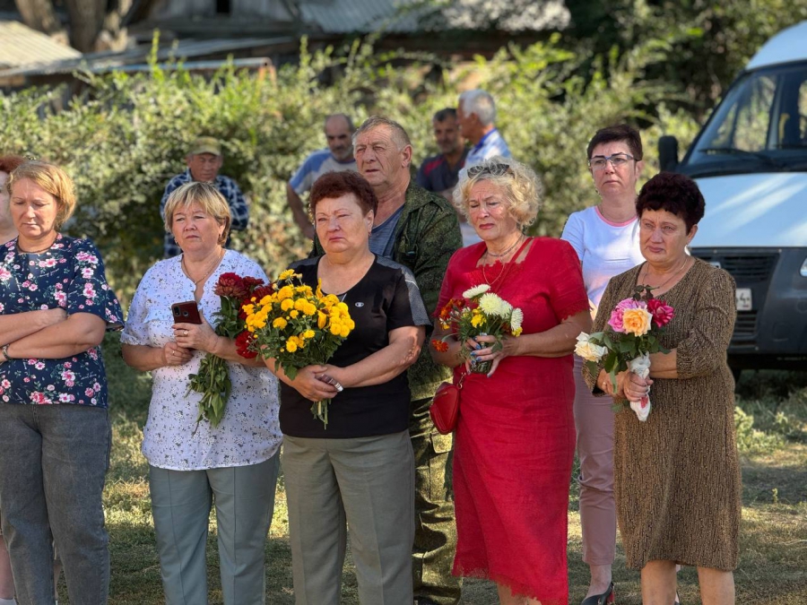В Краснокутском районе открыли памятную доску погибшему в СВО Сергею Галицину