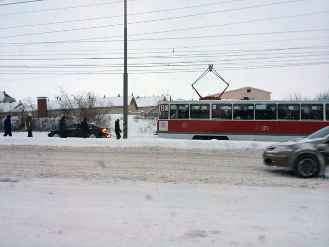 В Саратове трамвай вытаскивал из сугроба иномарку
