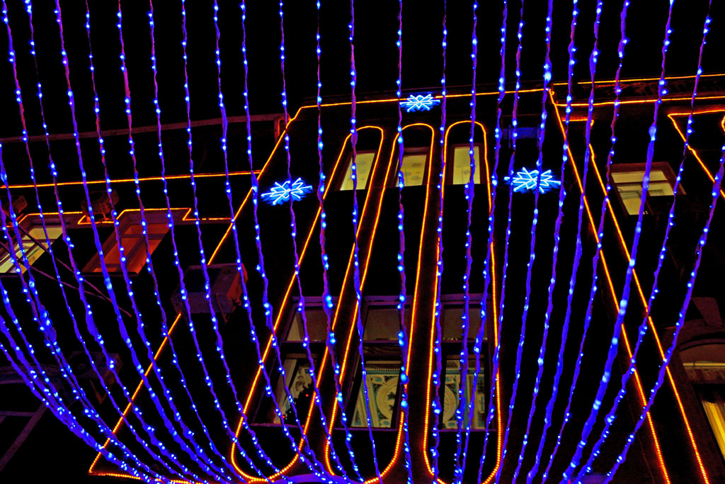 Улицы Саратова и Энгельса готовятся встретить Новый год