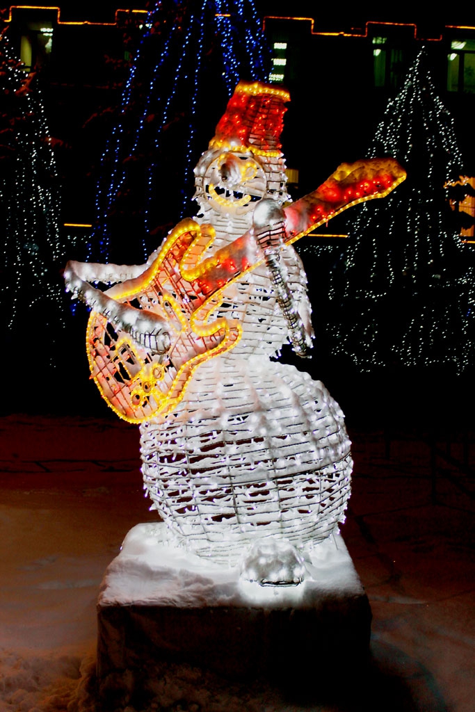 Улицы Саратова и Энгельса готовятся встретить Новый год