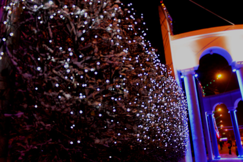 Улицы Саратова и Энгельса готовятся встретить Новый год