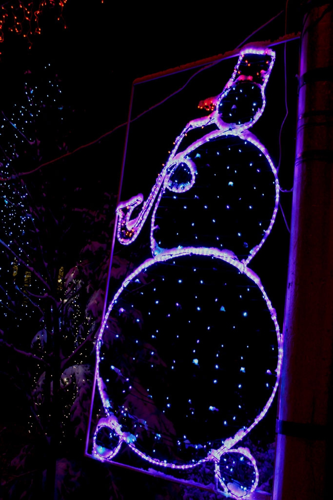 Улицы Саратова и Энгельса готовятся встретить Новый год