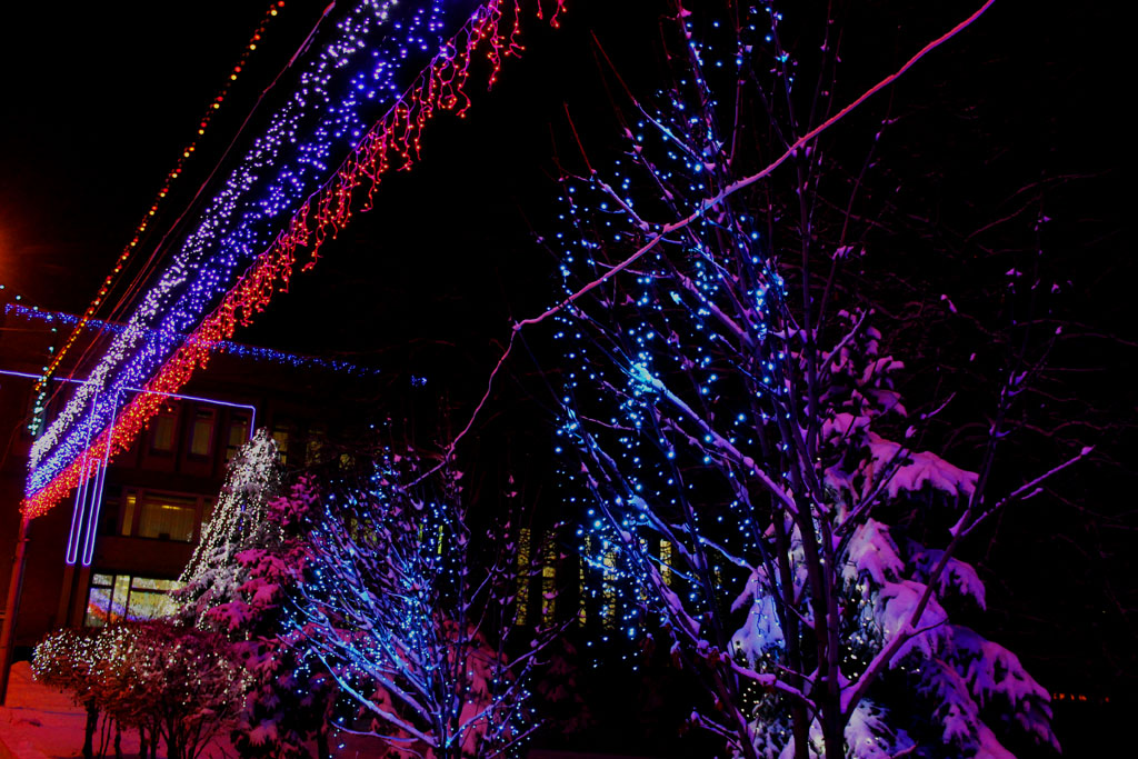 Улицы Саратова и Энгельса готовятся встретить Новый год