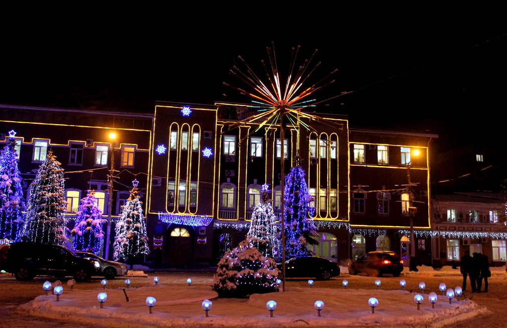 Улицы Саратова и Энгельса готовятся встретить Новый год