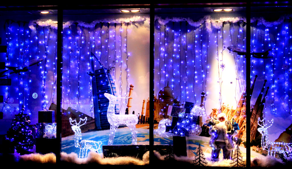 Улицы Саратова и Энгельса готовятся встретить Новый год