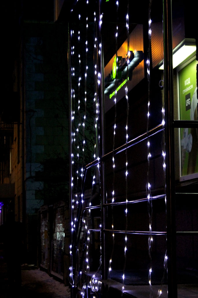 Улицы Саратова и Энгельса готовятся встретить Новый год