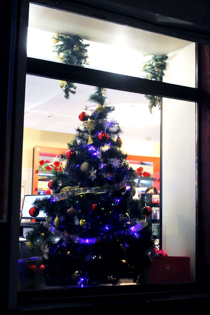 Улицы Саратова и Энгельса готовятся встретить Новый год