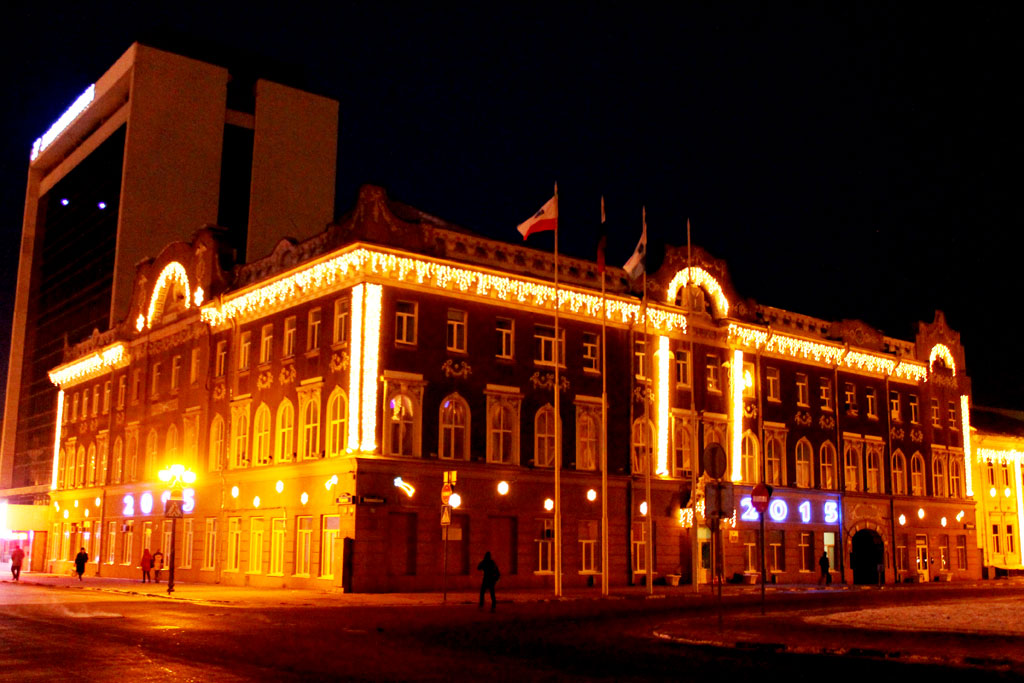 Улицы Саратова и Энгельса готовятся встретить Новый год