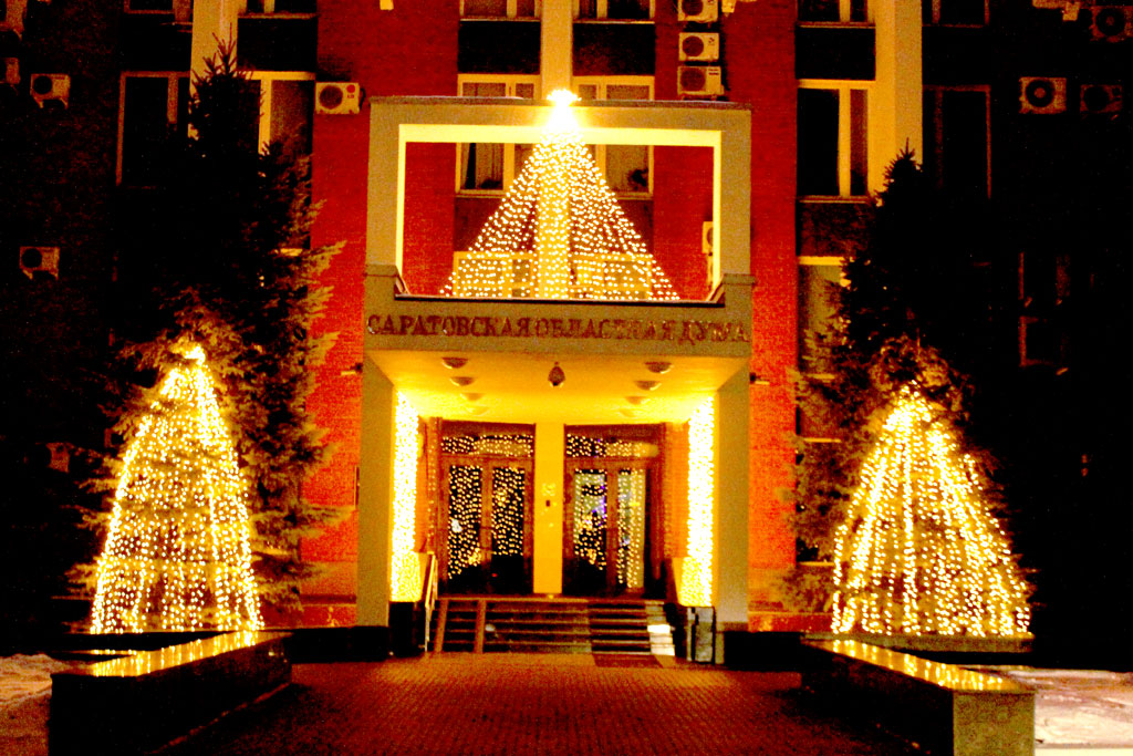 Улицы Саратова и Энгельса готовятся встретить Новый год