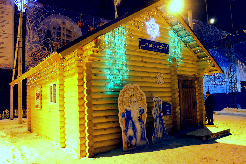 Улицы Саратова и Энгельса готовятся встретить Новый год