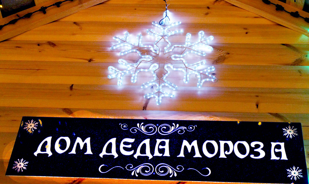 Улицы Саратова и Энгельса готовятся встретить Новый год