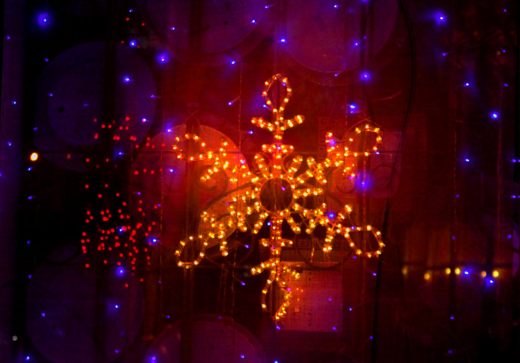 Улицы Саратова и Энгельса готовятся встретить Новый год