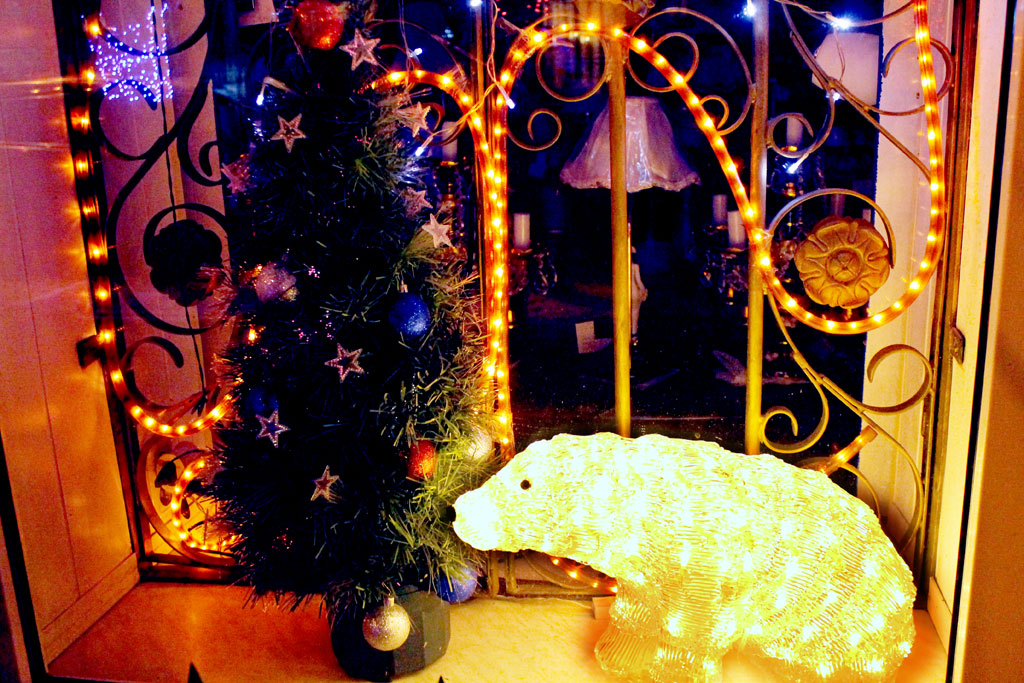 Улицы Саратова и Энгельса готовятся встретить Новый год